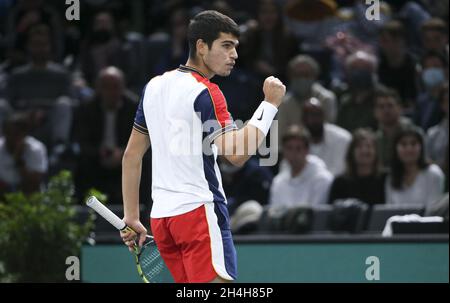 Paris, France, le 2 novembre 2021, Carlos Alcaraz d'Espagne célèbre un point au cours du deuxième jour des Rolex Paris Masters 2021, un tournoi de tennis ATP Masters 1000 le 2 novembre 2021 à l'Accor Arena de Paris, France - photo: Jean Catuffe/DPPI/LiveMedia crédit: Independent photo Agency/Alay Live News Banque D'Images