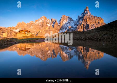 Laghetto Baita Segantini au coucher du soleil, Cimon della Pala, Pala Group, Parco Naturale Paneveggio Pale di San Martino, col Rolle, Trentin, Italie Banque D'Images