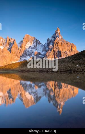 Laghetto Baita Segantini au coucher du soleil, Cimon della Pala, Pala Group, Parco Naturale Paneveggio Pale di San Martino, col Rolle, Trentin, Italie Banque D'Images