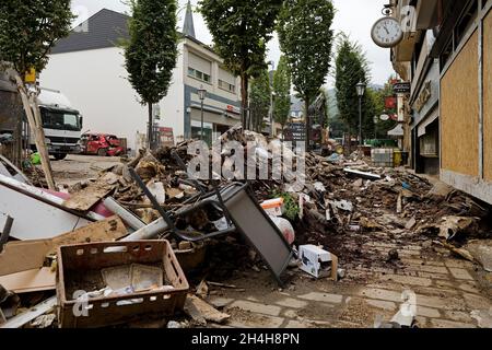 Catastrophe d'inondation 2021, déchets et tas de décombres dans le centre-ville, Bad Neuenahr-Ahrweiler, Ahrtal, Eifel, Rhénanie-Palatinat,Allemagne Banque D'Images