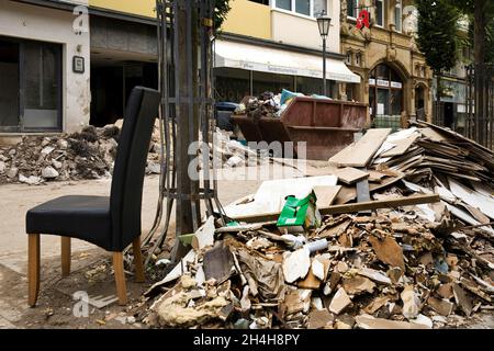 Catastrophe d'inondation 2021, déchets et tas de décombres dans le centre-ville, Bad Neuenahr-Ahrweiler, Ahrtal, Eifel, Rhénanie-Palatinat,Allemagne Banque D'Images