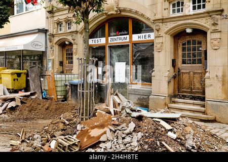 Catastrophe d'inondation 2021, déchets et tas de décombres dans le centre-ville, Bad Neuenahr-Ahrweiler, Ahrtal, Eifel, Rhénanie-Palatinat,Allemagne Banque D'Images