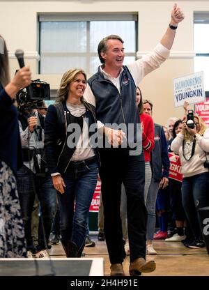 Manassas Park, Virginie, États-Unis.30 octobre 2021.GLENN YOUNGKIN, le candidat républicain au poste de gouverneur de la Virginie, fait campagne dans le nord de la Virginie dans les jours de l'élection.Son épouse, SUZANNE YOUNGKIN, l'accompagne.(image de crédit : © Brian Cahn/ZUMA Press Wire) Banque D'Images