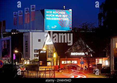 McDonald's et grande affiche Climate Steel à l'usine ThyssenKrupp Steel Bochum, région de la Ruhr, Rhénanie-du-Nord-Westphalie, Allemagne Banque D'Images