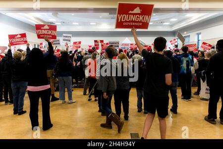 Manassas Park, Virginie, États-Unis.30 octobre 2021.Les partisans de Glenn Youngkin, candidat républicain au poste de gouverneur de la Virginie, lèvent leurs signes en réponse à une demande de l'équipe Advance.(Credit image: © Brian Cahn/ZUMA Press Wire) Banque D'Images