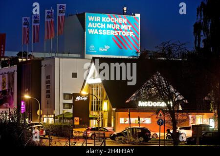 McDonald's et grande affiche Climate Steel à l'usine ThyssenKrupp Steel Bochum, région de la Ruhr, Rhénanie-du-Nord-Westphalie, Allemagne Banque D'Images