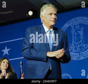 McLean, Virginie, États-Unis.2 novembre 2021.Terry MCAULIFFE, candidat au poste de gouverneur démocrate de Virginie, quitte la scène sans concéder la course au candidat républicain Glenn Youngkin.(Image de crédit : © Sue Dorfman/ZUMA Press Wire) Banque D'Images