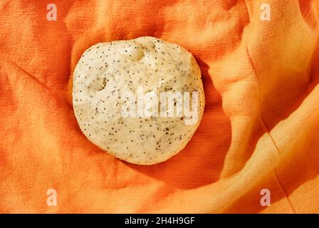 Pâte non cuite sur tissu orange, préparation de la nourriture Banque D'Images