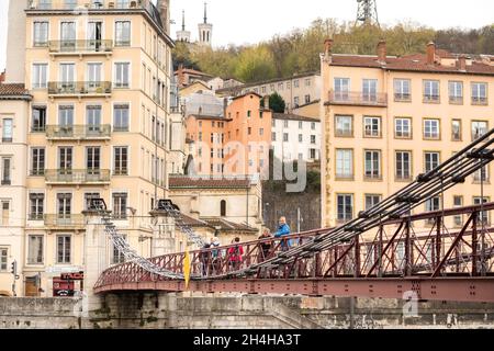 LYON, FRANCE-7 AVRIL 2019 : le pont de la Passerelle Paul Couturier dans la rivière Saone. Banque D'Images