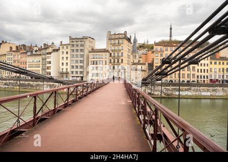 LYON, FRANCE-7 AVRIL 2019 : le pont de la Passerelle Paul Couturier dans la rivière Saone. Banque D'Images