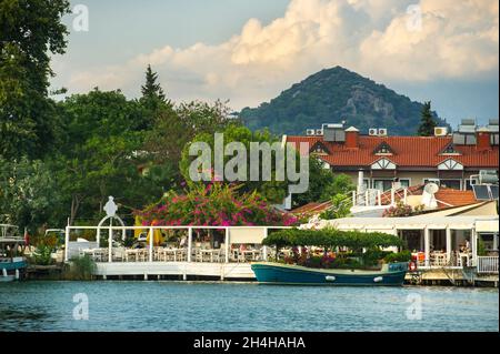 Vue sur le remblai avec des bateaux et le canal à Dalyan.Turkey. Banque D'Images