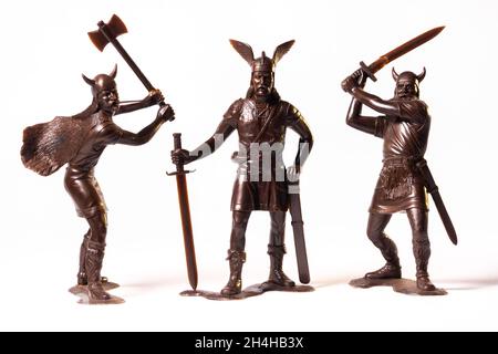 Jouet vintage Brown Viking soldats isolés sur fond blanc. Banque D'Images