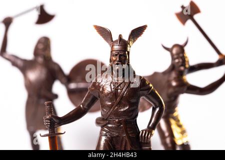 Jouet vintage Brown Viking soldats isolés sur fond blanc. Banque D'Images