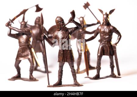 Jouet vintage Brown Viking soldats isolés sur fond blanc. Banque D'Images