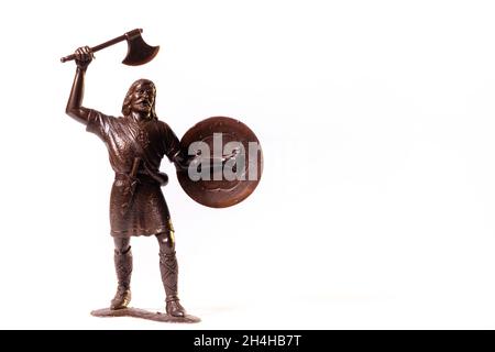 Vintage jouet brun Viking soldat isolé sur fond blanc. Banque D'Images