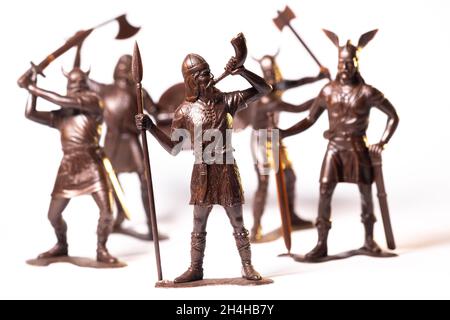 Jouet vintage Brown Viking soldats isolés sur fond blanc. Banque D'Images