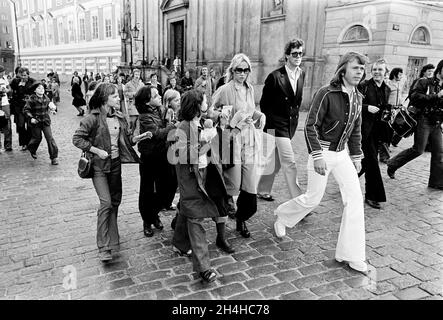 1976-10-10Un groupe de pop suédois Abba, Agnetha Faltskog et Bjorn Ulvaeus entouré de fans à Varsovie.Photo: Bjorn Larsson Ask / Kamerabild / TT / code 3020 Banque D'Images