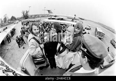 1976-10-10Un groupe pop suédois Abba, Benny Andersson, Anni-Frid Lyngstad, Agnetha Faltskog et Bjorn Ulvaeus, arrivant à Varsovie, Pologne.Photo: Bjorn Larsson Ask / Kamerabild / TT / code 3020 Banque D'Images