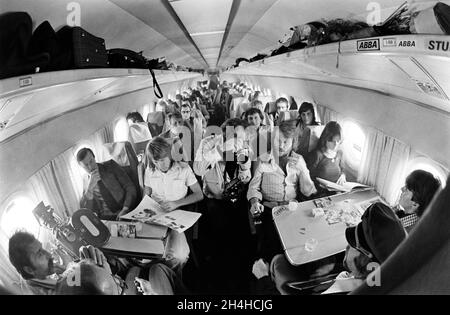 1976-10-10Une pop suédois Abba avec Bjorn Ulvaeus et Benny Andersson dans un avion entouré de journalistes, en route pour Varsovie.Photo: Bjorn Larsson Ask / Kamerabild / TT / Code: 3020 Banque D'Images