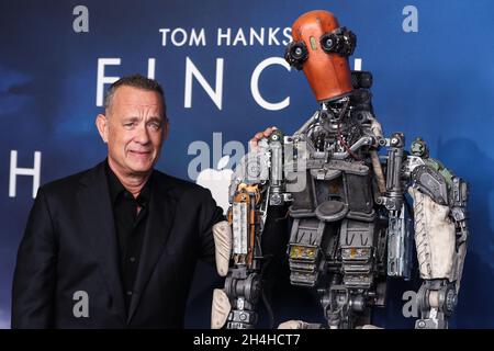 West Hollywood, États-Unis.02 novembre 2021.WEST HOLLYWOOD, LOS ANGELES, CALIFORNIE, États-Unis - NOVEMBRE 02 : l'acteur Tom Hanks arrive à la première de Los Angeles des films originaux Apple 'Finch' qui s'est tenue au Pacific Design Center le 2 novembre 2021 à West Hollywood, Los Angeles, Californie, États-Unis.(Photo de Xavier Collin/image Press Agency/Sipa USA) crédit: SIPA USA/Alay Live News Banque D'Images