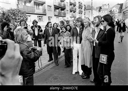 1976-10-10Un, le groupe suédois Abba, Bjorn Ulvaeus, Agnetha Faltskog, Benny Andersson et Anni-Frid Lyngstad posent pour leurs fans lors d'une visite à Varsovie, en Pologne.Photo: Bjorn Larsson Ask / Kamerabild / TT / code 3020 Banque D'Images