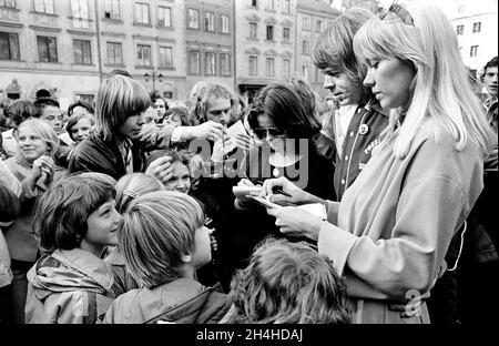 1976-10-10Un groupe pop suédois Abba, Anni-Frid Lyngstad, Bjorn Ulvaeus et Agnetha Faltskog signant des autographes à Varsovie, Pologne.Photo: Bjorn Larsson Ask / Kamerabild / TT / code 3020 Banque D'Images