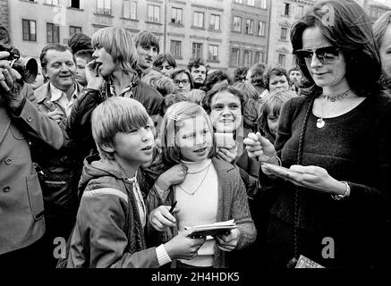 1976-10-10Groupe pop suédois Abba, Anni-Frid Lyngstad, signant des autographes à Varsovie, Pologne.Photo: Bjorn Larsson Ask / Kamerabild / TT / code 3020 Banque D'Images