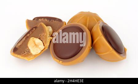 Groupe de bonbons de tasse au caramel fourrés de noisettes, de nougat crémeux et recouverts de chocolat noir Banque D'Images