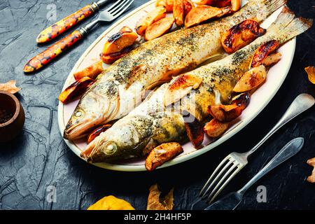 Poisson brochet rôti avec du coing et de la pomme Banque D'Images