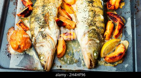 Poisson brochet grillé avec du coing et de la pomme Banque D'Images