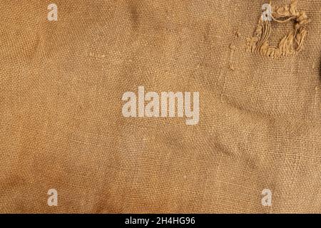 vue de dessus du tissu en toile de sackcloth pour l'arrière-plan, toile de fond marron, gros plan, vieux tissu avec trou Banque D'Images