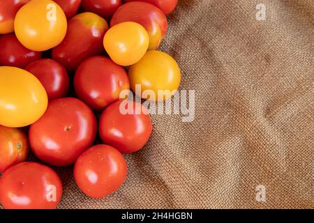 plusieurs tomates mûres jaunes et rouges avec espace vide pour le texte sur la superposition, légumes frais utiles, gros plan, vue de dessus Banque D'Images