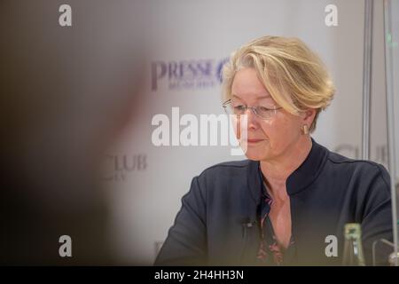 Annette Ramelsberger, Journalistin & Gerichtsreporterin beim NSU-Prozess.AM 2.Novembre 2021 fand im Preschetb München eine von der Petra Kelly Stiftung Organizationierte Diskussion mit dem Titel (un-)vollständig aufgeklärt?10 Jahre Selbstenttarnung des NSU und die Gefahr durch rechten Terror in Deutschland statt.* Annette Ramelsberger, journaliste et journaliste au tribunal pendant le procès de l'UNS.Le 2 novembre 2021, il y a eu une discussion de la fondation Petra Kelly sur dix ans de l'auto-exposition du National socialiste Underground - NSU et le terrorisme d'extrême droite dans le Pressclub à Munich, Banque D'Images