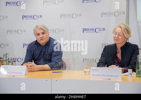 Mehmet Daimagüler, Rechtsanwalt und im NSU Prozess Vertreter der Nebenklage, Annette Ramelsberger, Journalistin & Gerichtsreporterin beim NSU-Prozess.AM 2.Novembre 2021 fand im Preschetb München eine von der Petra Kelly Stiftung Organizationierte Diskussion mit dem Titel (un-)vollständig aufgeklärt?10 Jahre Selbstenttarnung des NSU und die Gefahr durch rechten Terror in Deutschland statt.* Mehmet Daimagueler, avocat et représentant légal auprès des procureurs subsidiaires, Annette Ramelsberger, journaliste et journaliste de la cour durant le procès de l'UNS.Le 2 novembre 2021, il y a eu une discussion de t Banque D'Images