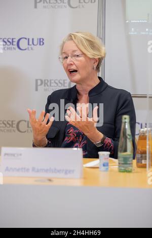 Annette Ramelsberger, Journalistin & Gerichtsreporterin beim NSU-Prozess.AM 2.Novembre 2021 fand im Preschetb München eine von der Petra Kelly Stiftung Organizationierte Diskussion mit dem Titel (un-)vollständig aufgeklärt?10 Jahre Selbstenttarnung des NSU und die Gefahr durch rechten Terror in Deutschland statt.* Annette Ramelsberger, journaliste et journaliste au tribunal pendant le procès de l'UNS.Le 2 novembre 2021, il y a eu une discussion de la fondation Petra Kelly sur dix ans de l'auto-exposition du National socialiste Underground - NSU et le terrorisme d'extrême droite dans le Pressclub à Munich, Banque D'Images