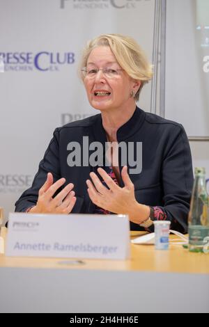 Annette Ramelsberger, Journalistin & Gerichtsreporterin beim NSU-Prozess.AM 2.Novembre 2021 fand im Preschetb München eine von der Petra Kelly Stiftung Organizationierte Diskussion mit dem Titel (un-)vollständig aufgeklärt?10 Jahre Selbstenttarnung des NSU und die Gefahr durch rechten Terror in Deutschland statt.* Annette Ramelsberger, journaliste et journaliste au tribunal pendant le procès de l'UNS.Le 2 novembre 2021, il y a eu une discussion de la fondation Petra Kelly sur dix ans de l'auto-exposition du National socialiste Underground - NSU et le terrorisme d'extrême droite dans le Pressclub à Munich, Banque D'Images