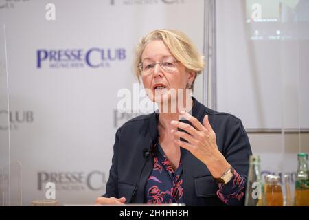 Annette Ramelsberger, Journalistin & Gerichtsreporterin beim NSU-Prozess.AM 2.Novembre 2021 fand im Preschetb München eine von der Petra Kelly Stiftung Organizationierte Diskussion mit dem Titel (un-)vollständig aufgeklärt?10 Jahre Selbstenttarnung des NSU und die Gefahr durch rechten Terror in Deutschland statt.* Annette Ramelsberger, journaliste et journaliste au tribunal pendant le procès de l'UNS.Le 2 novembre 2021, il y a eu une discussion de la fondation Petra Kelly sur dix ans de l'auto-exposition du National socialiste Underground - NSU et le terrorisme d'extrême droite dans le Pressclub à Munich, Banque D'Images