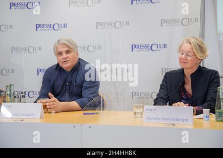 Mehmet Daimagüler, Rechtsanwalt und im NSU Prozess Vertreter der Nebenklage, Annette Ramelsberger, Journalistin & Gerichtsreporterin beim NSU-Prozess.AM 2.Novembre 2021 fand im Preschetb München eine von der Petra Kelly Stiftung Organizationierte Diskussion mit dem Titel (un-)vollständig aufgeklärt?10 Jahre Selbstenttarnung des NSU und die Gefahr durch rechten Terror in Deutschland statt.* Mehmet Daimagueler, avocat et représentant légal auprès des procureurs subsidiaires, Annette Ramelsberger, journaliste et journaliste de la cour durant le procès de l'UNS.Le 2 novembre 2021, il y a eu une discussion de t Banque D'Images