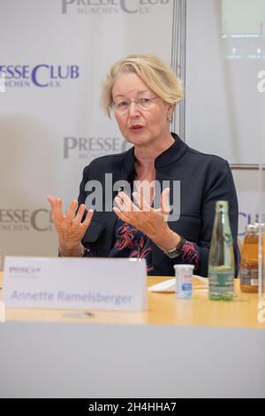 Annette Ramelsberger, Journalistin & Gerichtsreporterin beim NSU-Prozess.AM 2.Novembre 2021 fand im Preschetb München eine von der Petra Kelly Stiftung Organizationierte Diskussion mit dem Titel (un-)vollständig aufgeklärt?10 Jahre Selbstenttarnung des NSU und die Gefahr durch rechten Terror in Deutschland statt.* Annette Ramelsberger, journaliste et journaliste au tribunal pendant le procès de l'UNS.Le 2 novembre 2021, il y a eu une discussion de la fondation Petra Kelly sur dix ans de l'auto-exposition du National socialiste Underground - NSU et le terrorisme d'extrême droite dans le Pressclub à Munich, Banque D'Images