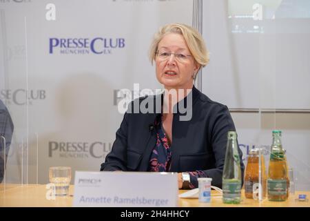 Annette Ramelsberger, Journalistin & Gerichtsreporterin beim NSU-Prozess.AM 2.Novembre 2021 fand im Preschetb München eine von der Petra Kelly Stiftung Organizationierte Diskussion mit dem Titel (un-)vollständig aufgeklärt?10 Jahre Selbstenttarnung des NSU und die Gefahr durch rechten Terror in Deutschland statt.* Annette Ramelsberger, journaliste et journaliste au tribunal pendant le procès de l'UNS.Le 2 novembre 2021, il y a eu une discussion de la fondation Petra Kelly sur dix ans de l'auto-exposition du National socialiste Underground - NSU et le terrorisme d'extrême droite dans le Pressclub à Munich, Banque D'Images