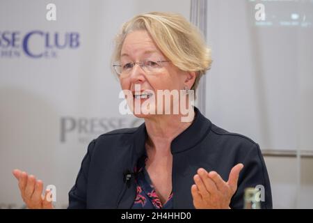 Annette Ramelsberger, Journalistin & Gerichtsreporterin beim NSU-Prozess.AM 2.Novembre 2021 fand im Preschetb München eine von der Petra Kelly Stiftung Organizationierte Diskussion mit dem Titel (un-)vollständig aufgeklärt?10 Jahre Selbstenttarnung des NSU und die Gefahr durch rechten Terror in Deutschland statt.* Annette Ramelsberger, journaliste et journaliste au tribunal pendant le procès de l'UNS.Le 2 novembre 2021, il y a eu une discussion de la fondation Petra Kelly sur dix ans de l'auto-exposition du National socialiste Underground - NSU et le terrorisme d'extrême droite dans le Pressclub à Munich, Banque D'Images