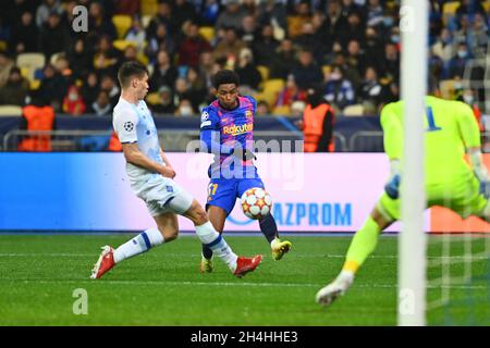 KIEV, UKRAINE - 2 NOVEMBRE 2021: Le match de football de l'UEFA Champions League FC Dynamo Kyiv vs FC Barcelona Banque D'Images