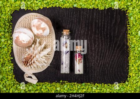 ensemble de spa - bombes pour le bain, éponge, sel de mer dans de petits pots en verre Banque D'Images