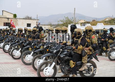 Les combattants rebelles syriens soutenus par la Turquie participent à un exercice militaire dans la campagne d'Afrin, dans la province d'Alep, tenue par les rebelles, le 31 octobre 2021 Banque D'Images