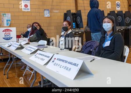 New York, États-Unis.02 novembre 2021.Les interprètes sont prêts à aider les électeurs le jour de l'élection à un site de vote au PS 171, dans le quartier Queens de New York.Plus de 30,000 New-Yorkais ont déjà voté très tôt pour une série de courses, dont la course au maire dans laquelle le démocrate Eric Adams se présente contre le républicain et Curtis Sliwa.Crédit : SOPA Images Limited/Alamy Live News Banque D'Images