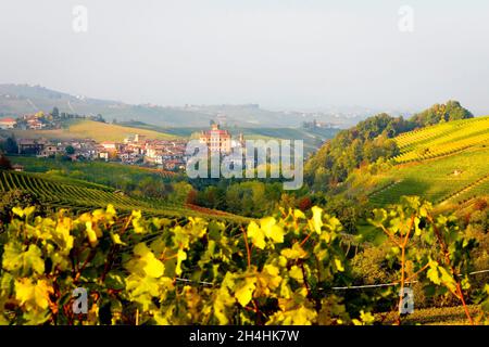 Château de Barolo entouré par le paysage pittoresque de vignoble de Piemonte Langhe-Roero et Monferrato, patrimoine mondial de l'UNESCO, Italie.Ce paysage Banque D'Images