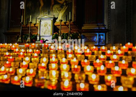 Salzburg Autriche - septembre 6 2017 Madonna, dans l'art chrétien, représentation de la Vierge Marie au-delà des rangées de bougies de prière défocused allumées. Banque D'Images