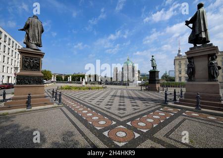 Place Schinkel avec statues, pont Schloss et Berliner Dom derrière, Unter den Linden, Berlin, Allemagne Banque D'Images