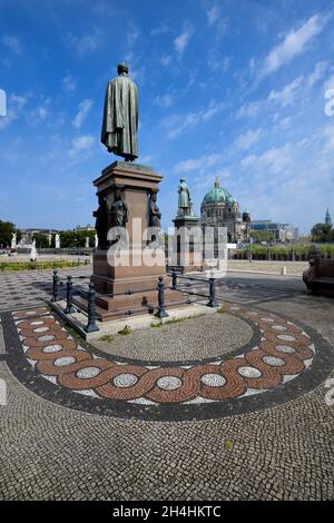 Place Schinkel avec statues, pont Schloss et Berliner Dom derrière, Unter den Linden, Berlin, Allemagne Banque D'Images