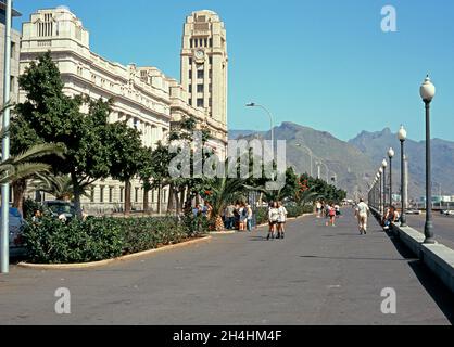 Avenida de Jose Antonio Primo de Rivera (route principale le long du port), Santa Cruz, Tenerife, Espagne. Banque D'Images